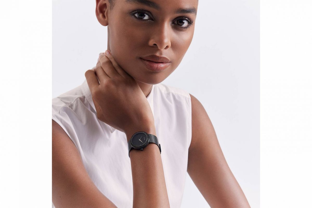 LA D DE DIOR ساعة مميزة باللون الأسود الفحمي غير اللمّاع