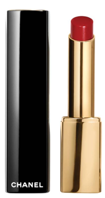 أحمر شفاه دافئ لإطلالة خريفية جذابة