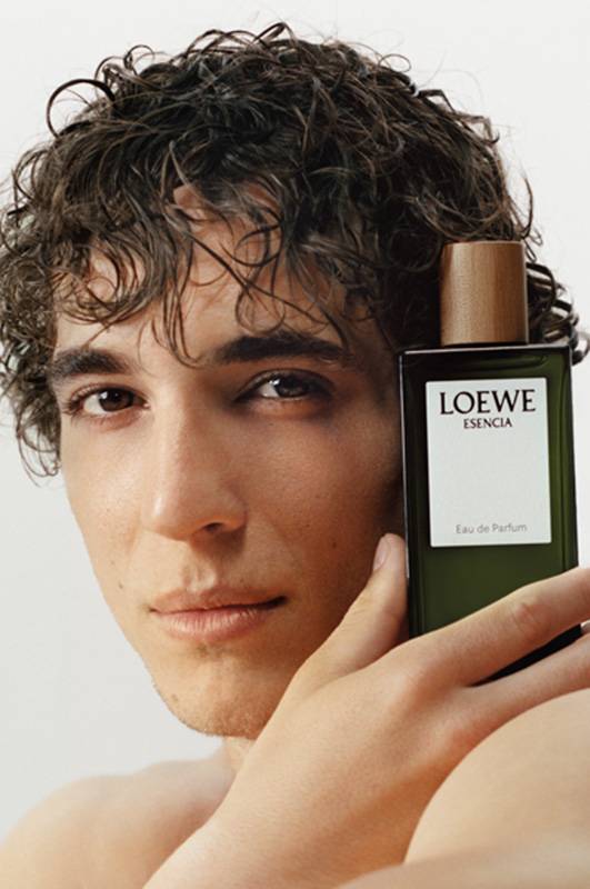 علامة LOEWE تطلق حملة جديدة تضم أحدث إضافاتها إلى تشكيلة Botanical Rainbow دائمة التوسع