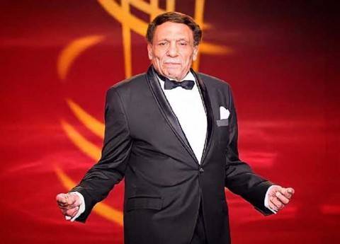 إعلامي مصري يُفجر مفاجأة عن إصابة عادل إمام بالخرف وشقيقه يردّ