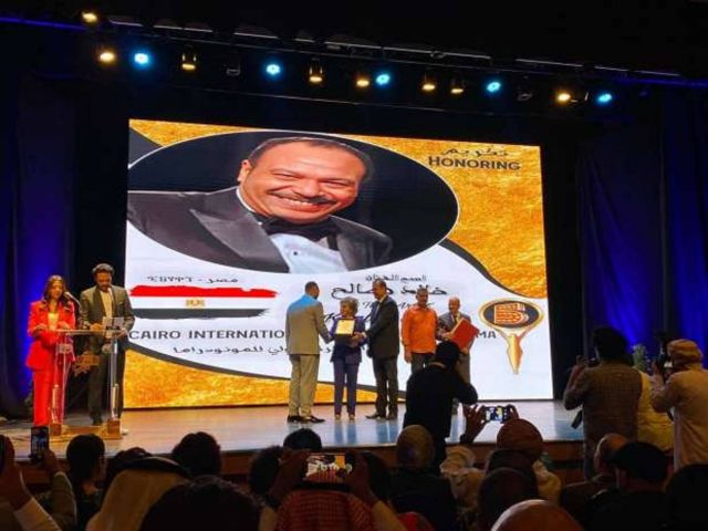 أحمد خالد صالح يتسلم درع تكريم والده الراحل