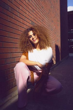 آنجي شيّا تُصدر أغنية "محتال"