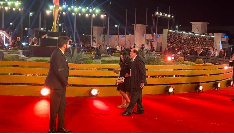 في ظهوره الأول بعد وعكته الصحية... عبدالله مشرف على السجادة الحمراء لـ