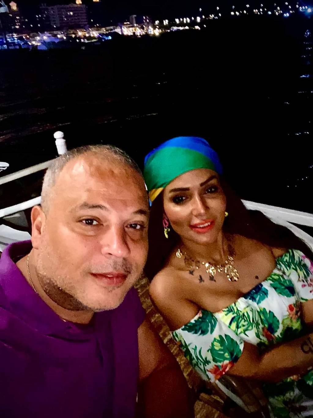 تامر عبد المنعم يطلب الدعاء لزوجته