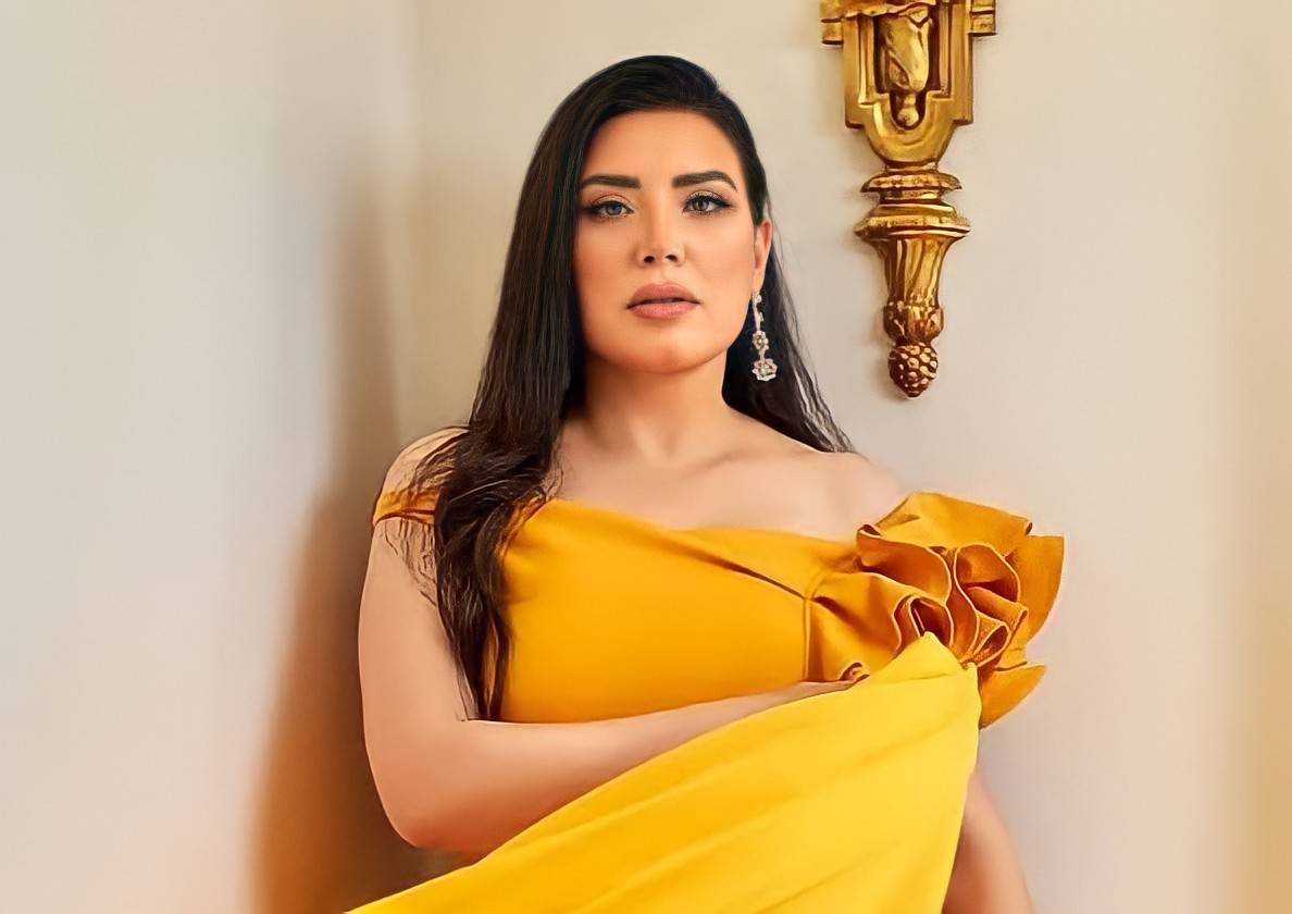 عبير صبري بالحجاب وتؤدي مناسك العمرة عن شقيقها