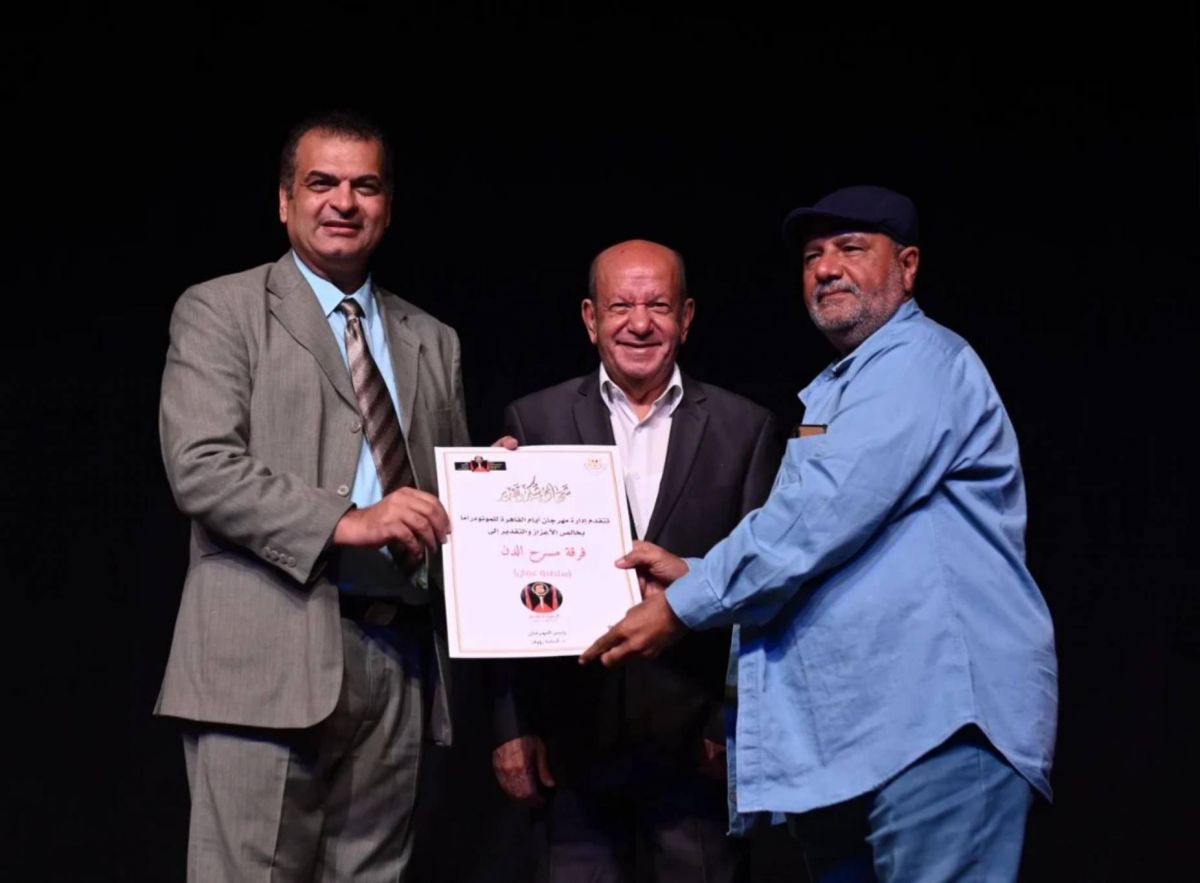 بكاء لطفي لبيب أثناء تكريمه في ختام مهرجان القاهرة للمونودراما