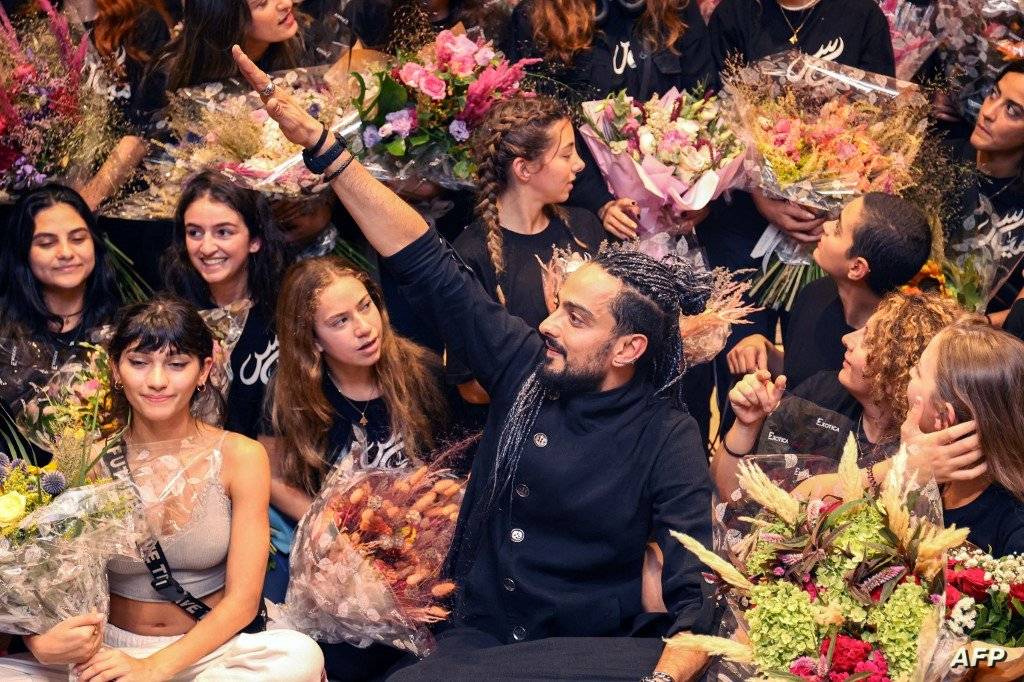 بالطبول والأزهار... لبنان يستقبل فرقة 