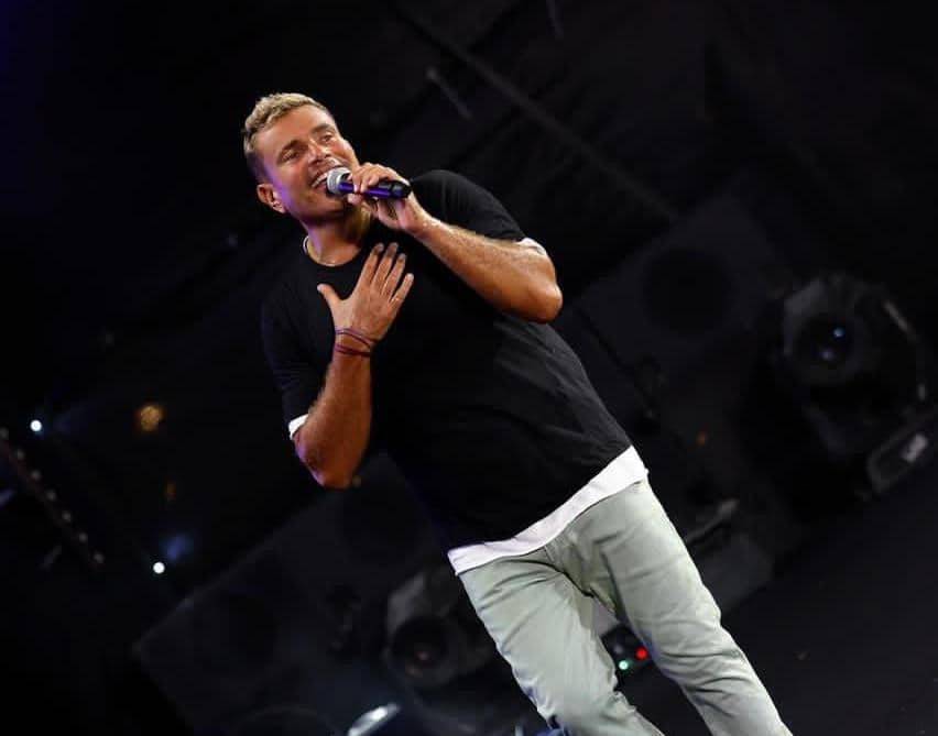 بالصور - عمرو دياب يشعل حفل افتتاح ستاد 