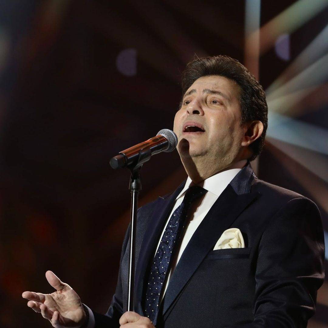 هاني شاكر يردّ بقسوة على مذيعة انتقدته بسبب معجبة