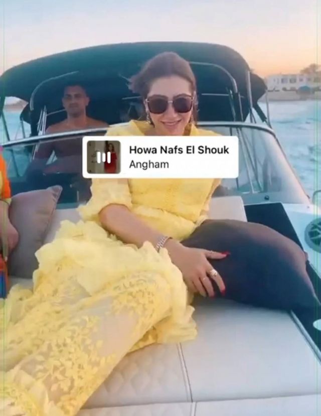 زوج بوسي وزوجته الأولى أثناء قضائهما شهر العسل للمرة الثانية