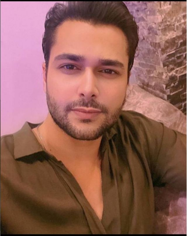 بعد حبسه بتهمة سبّ أشرف زكي... هذا ما فعله طليق منة عرفة