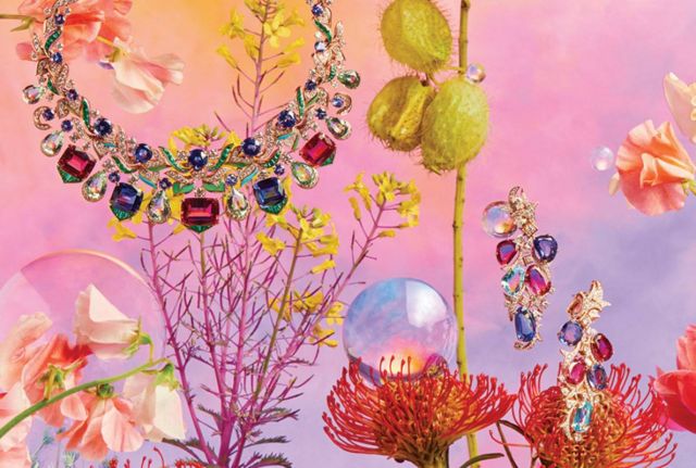 عقد من الذهب الوردي مرصّع بالفيروز، والكريزوبراز، والتورمالين، والتانزانيت، والأكوامارين، والزمرد، والماس. أقراط للأذنين من الذهب الوردي مرصّعة بالتانزانيت، والتورمالين، والجمشت، والماس