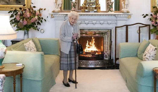 الصورة الأخيرة للملكة إليزابيث الثانية قبيل وفاتها بساعات