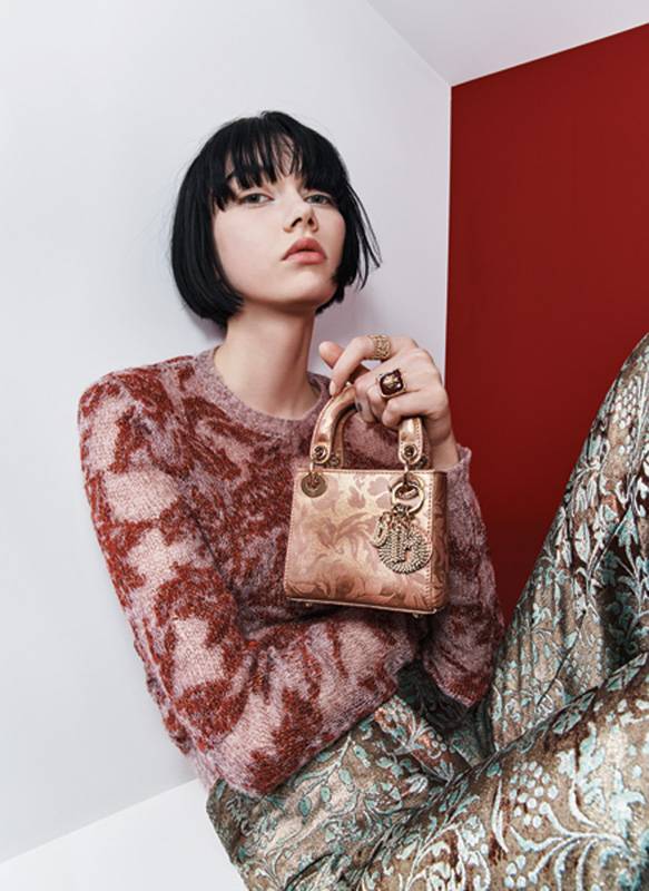 كنزة وردية متعددة الألوان سروال برونزي متعدد الألوان خواتم حقيبة Lady Dior صغيرة برونزية متعددة الألوان