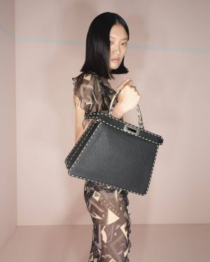 حقيبة FENDI Peekaboo Capsule الجديدة تعيد تخيل الدرزات الأيقونية الكبيرة Selleria macro