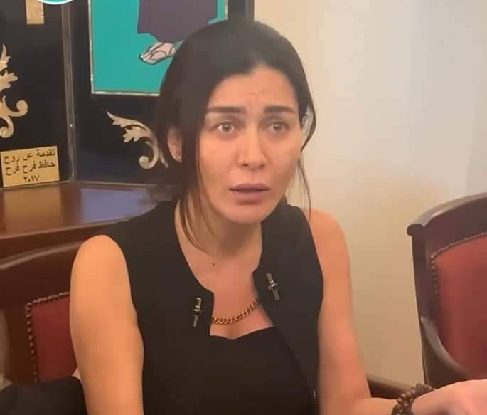 نادين الراسي تعلّق على خبر وفاتها... وتظهر بنحافة مفرطة