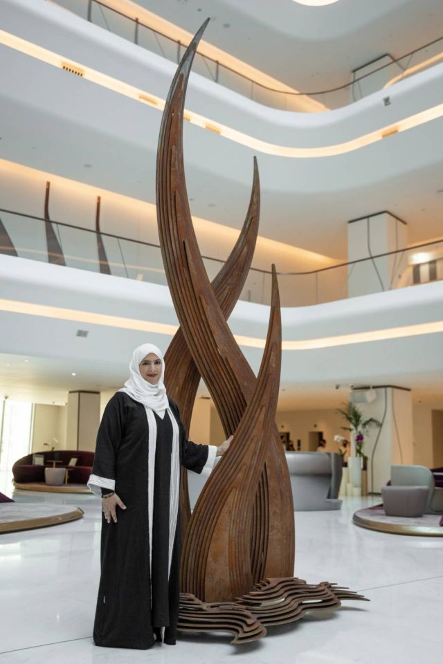 الفنانة الإماراتية عزة القبيسي تنضم إلى قائمة الفنانين المقيمين في فندق مي دبي