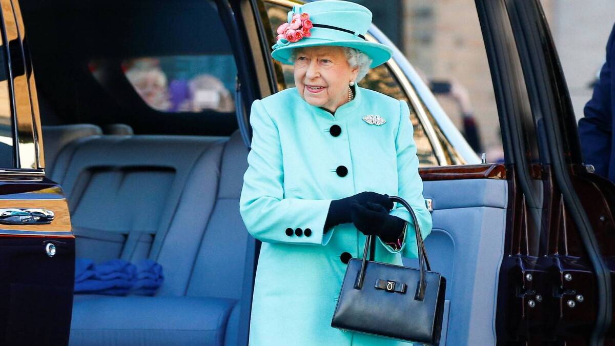 ما سرّ الحقيبة التي رافقت الملكة إليزابيث لأكثر من نصف قرن؟