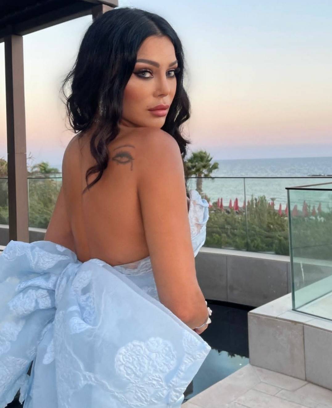 بالفيديو - هيفاء وهبي تضجّ أنوثة بفستان ضيق ورقصها محط اهتمام الجمهور