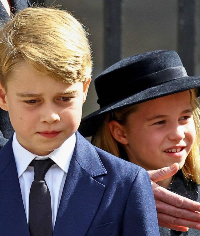 بالفيديو - الأميرة شارلوت تبكي بحزن وتوجّه شقيقها في الجنازة وتكرّم الملكة بهذه الطريقة