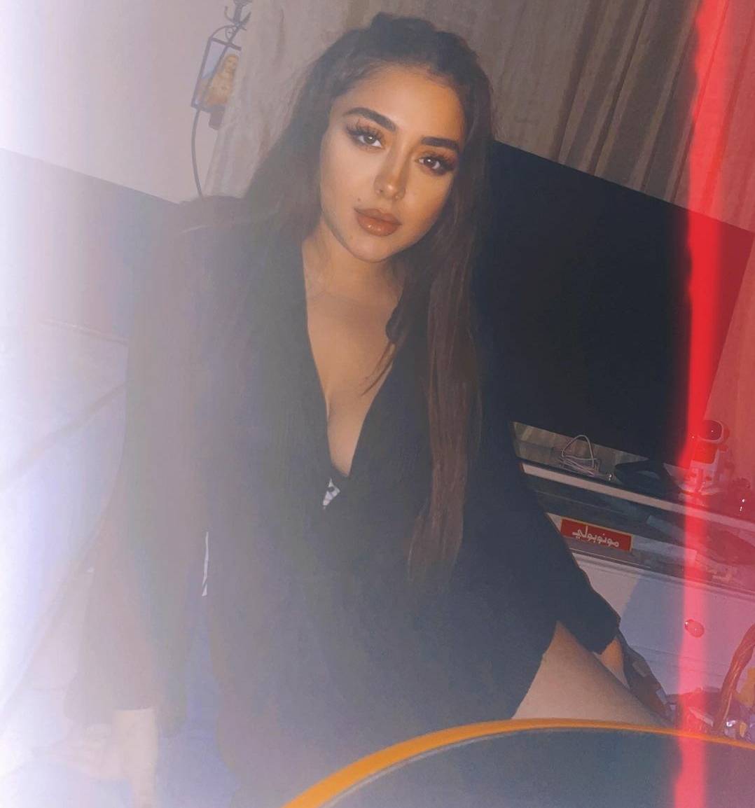 بعد أنباء إنفصالها عن زوجها... هيا مرعشلي تضجّ أنوثة بفستان قصير