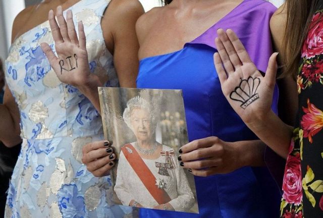 أسبوع لندن للموضة يتأثر برحيل الملكة إليزابيث... أجواء كئيبة وملابس سوداء