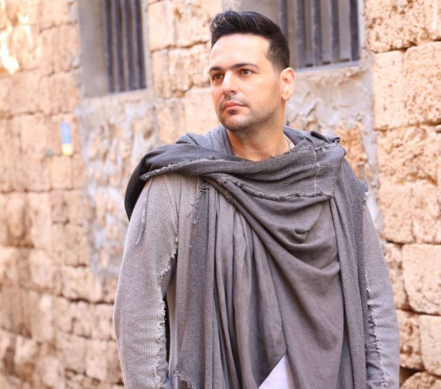 أحمد زكريا في عمل غنائي إيقاعي مصري... 