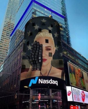 آمون ستار Amun Starr تحتل قلب "تايمز سكوير" بطرحها Born In The USA اغنيتها الجديدة