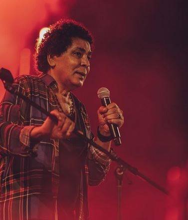 بالصور - محمد منير يقلق الجمهور بعد ظهوره الأخير