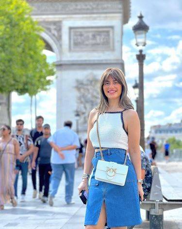 منة فضالي بفستان فضفاض ومن دون مكياج... هل تتغيّر؟