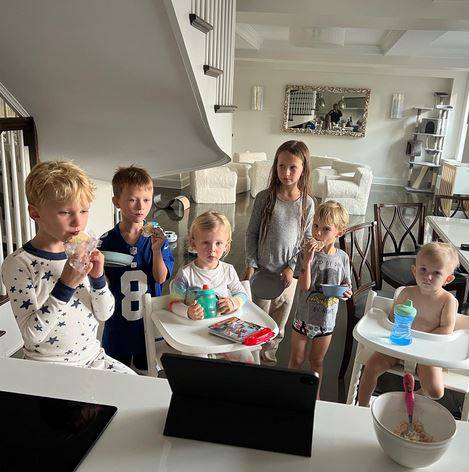 بالصور - نجم عالمي يستقبل طفلته السابعة ويختار لها هذا الاسم