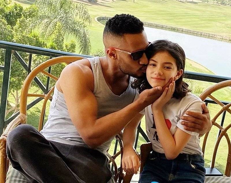 بالصور - ابنة محمد رمضان كبُرت وتلفت الأنظار بأنوثتها وجمالها