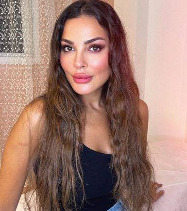 نادين نسيب نجيم تثير الجدل بصورة وعبارة 