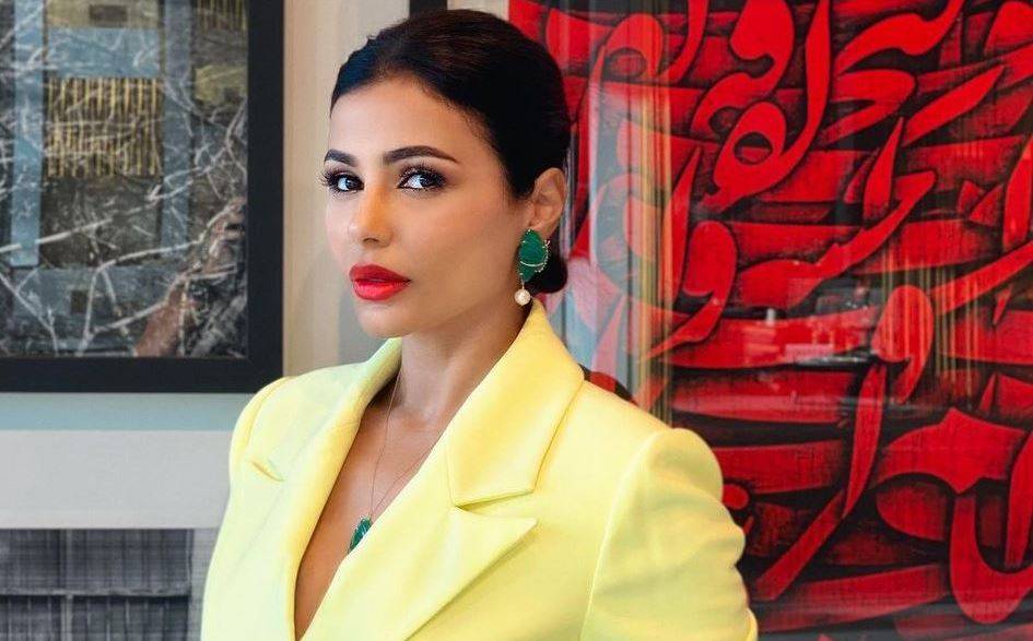 بالفيديو - مهيرة عبد العزيز تحبس الأنفاس بتنورة زهرية قصيرة