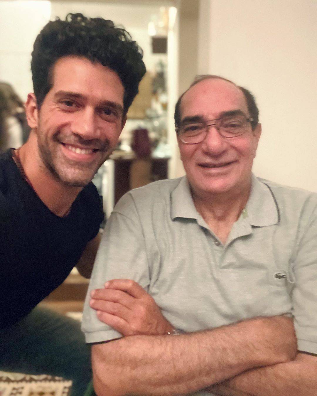 بالفيديو - مخرج شهير يعترف بتعاطي نجله الفنان للمخدرات!