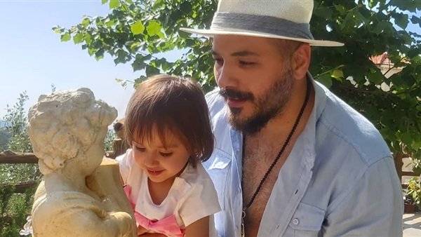 ابنة رامي عياش تغنّي وتأسر القلوب بفيديو من المطبخ