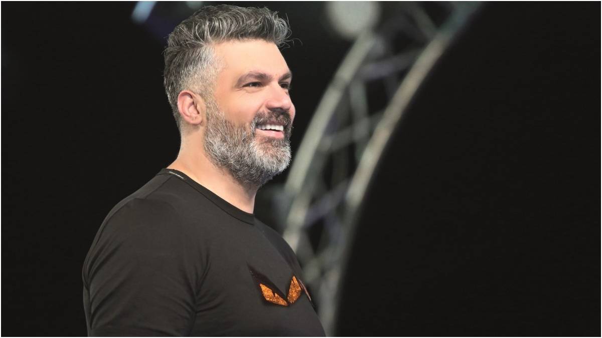 بالفيديو - فارس كرم باكياً خلال استقبال مولوده الجديد