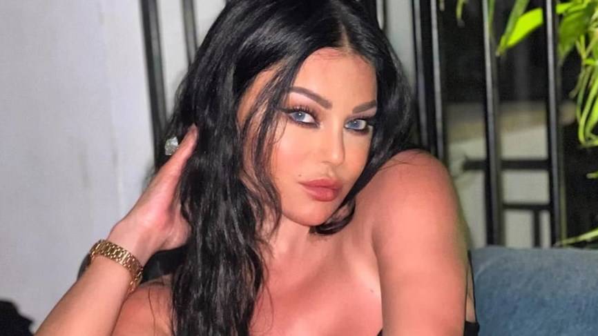 بالفيديو - هيفاء وهبي تتعثر في مطار الرياض