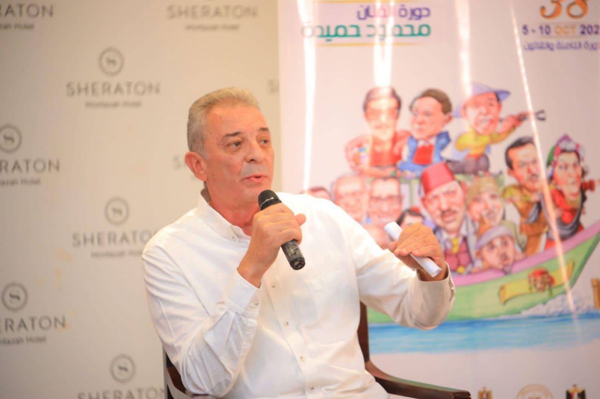 محمود حميدة يعترف باضطراره للاستغناء عن سنّين من أسنانه لهذا السبب!