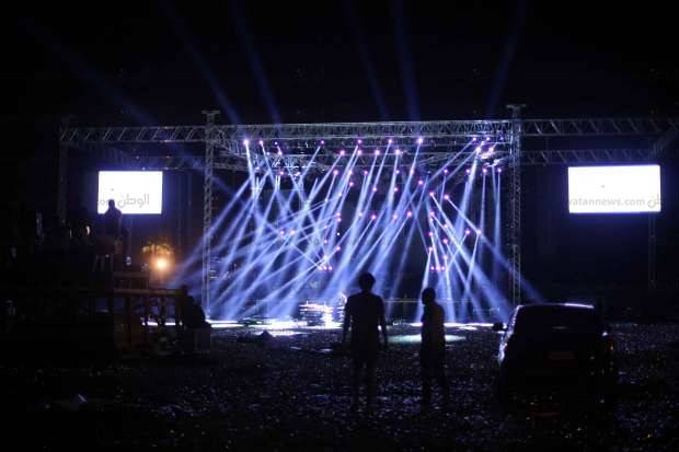 بالفيديو - تعرّض أحد الفنانين العرب للضرب على المسرح بسبب غنائه!