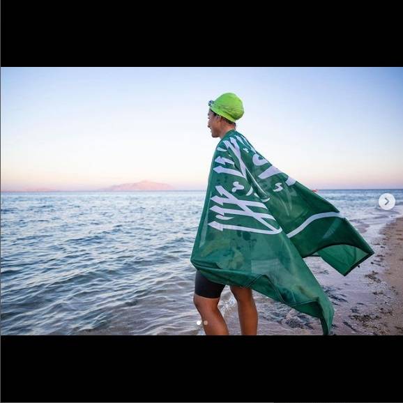 بالفيديو والصور - طبيبة سعودية تجتاز البحر الأحمر سباحةً من بلدها إلى مصر