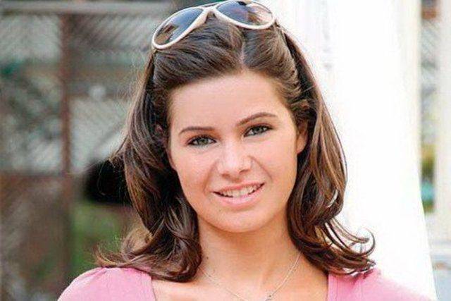 للمرة الثانية يسرا اللوزي تُحرج متابعاً تنمّر على ابنتها... ونجوم الفن يدعمونها