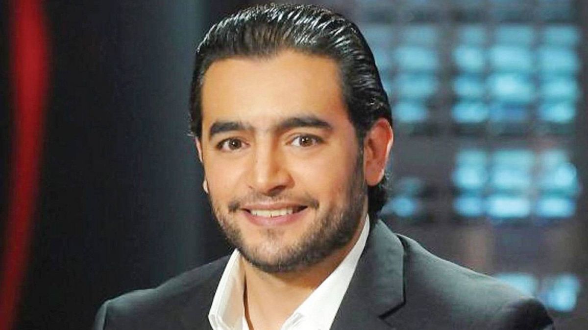 هاني سلامة يحتفل بالمولد النبوي أمام مسجد الرسول