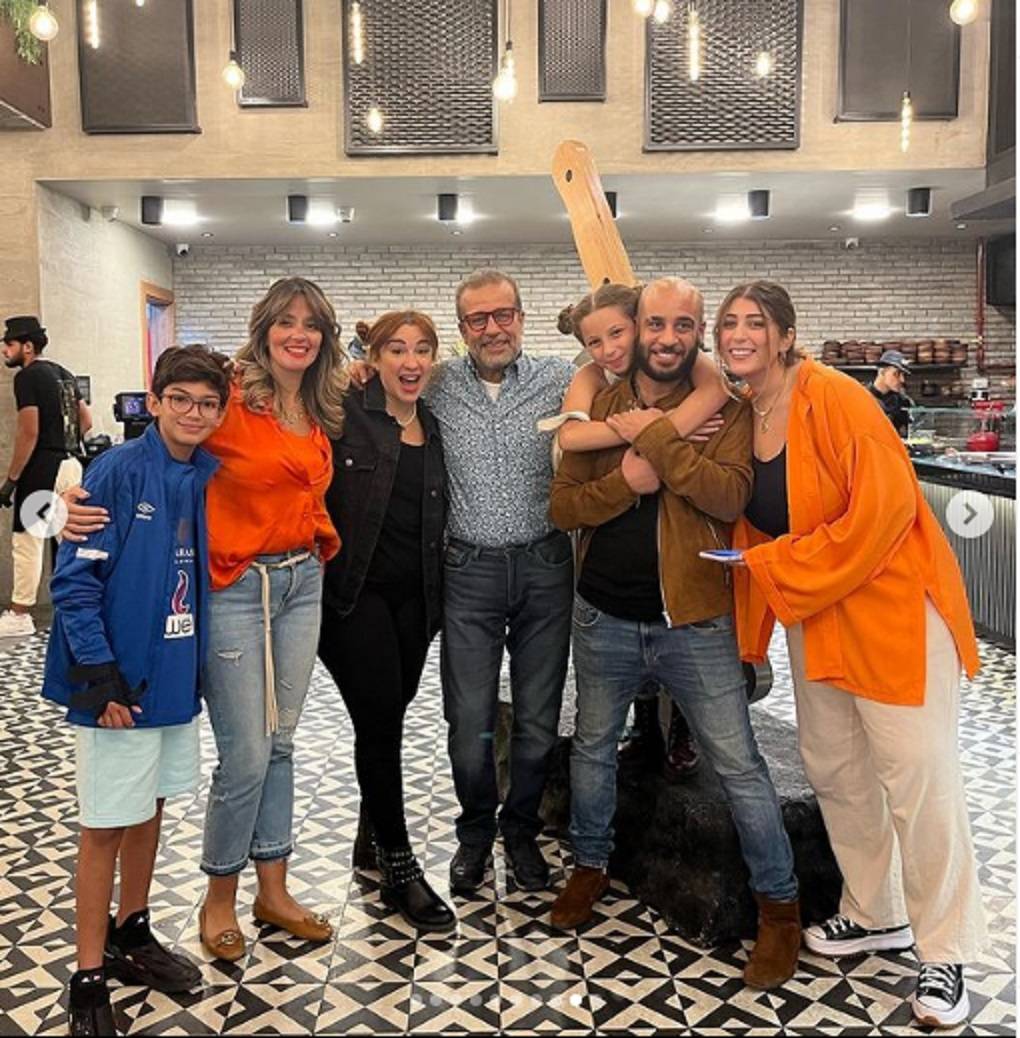 من دون زوجته.. شريف منير مع أبنائه وأحفاده في تجمع عائلي