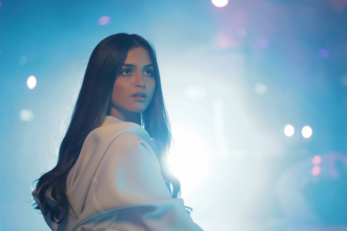 رغم أزمة والدها ودنيا بطمة... حلا الترك تغنّي في 