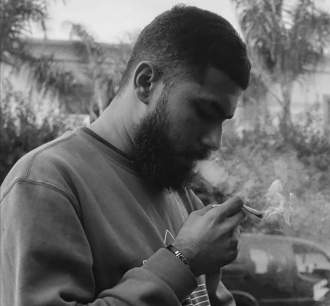 بعد تصريحاته عن الحشيش... اتخاذ إجراءات رادعة بحق مغنٍ عربي