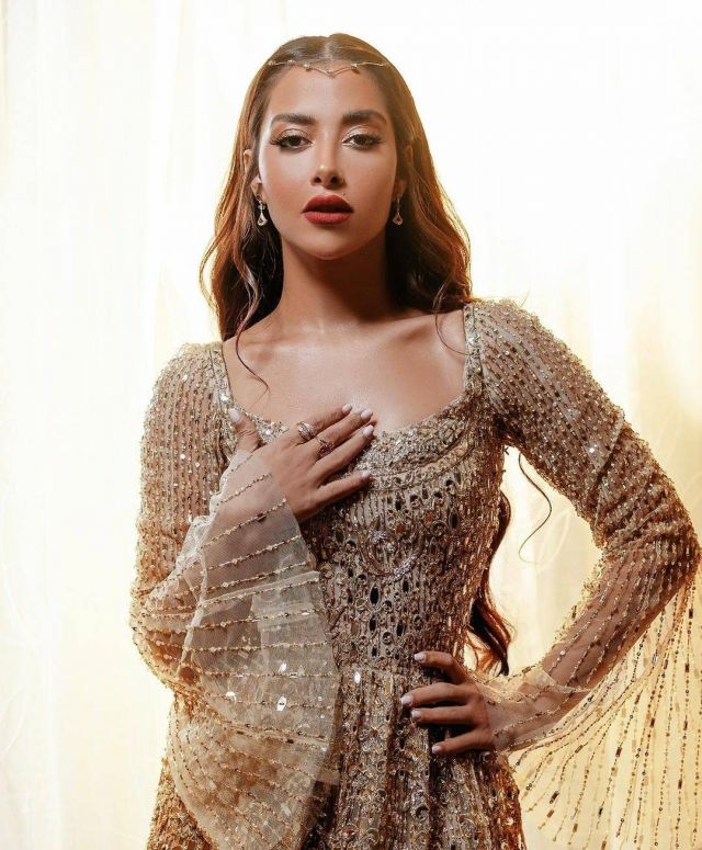 بلقيس فتحي تتألق بفستان ناعم سعره خيالي