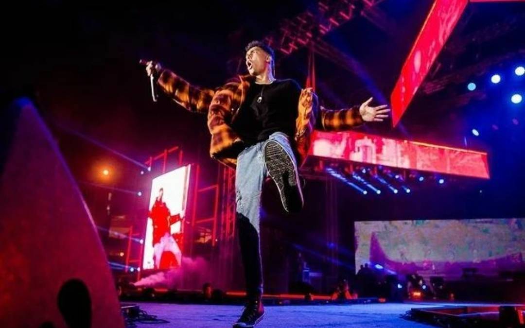 بالفيديو - مغني راب مصري يُكسر 