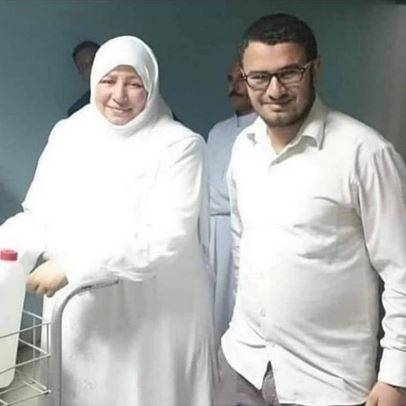 الكشف عن حقيقة صورة عبلة كامل وابنها أثناء عودتها من العمرة