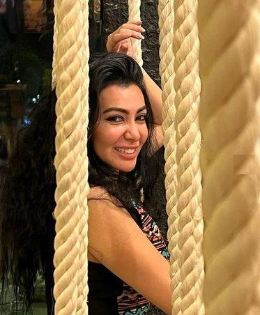 بالفيديو - ميرهان حسين تحتفل بيوم ميلادها وترقص بعفوية بثوب فضفاف